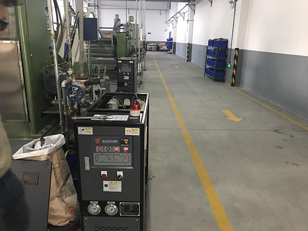 成型塑料模溫機助力擠出壓板制造，創新塑料片材生產技術